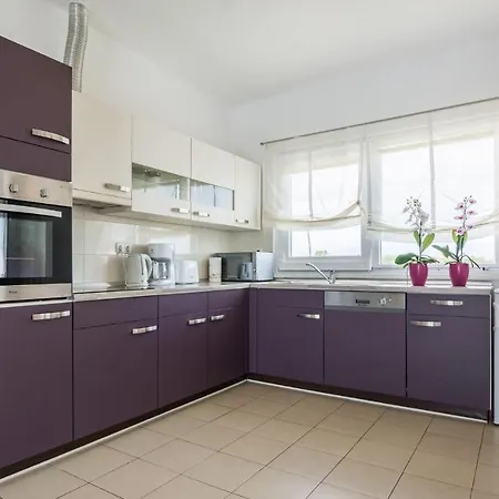펜션 Three-bedroom In Murvica Gornja Brisevo