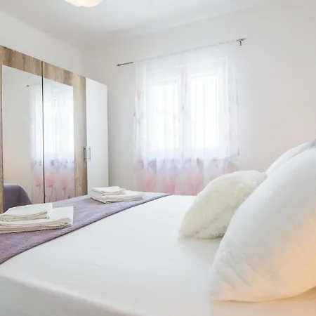 Three-bedroom In Murvica Gornja Brisevo